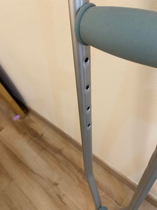 Par de muletas axilares regulables en altura
