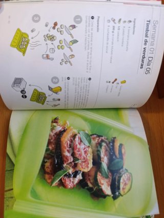 Dos libros de cocina Lekue