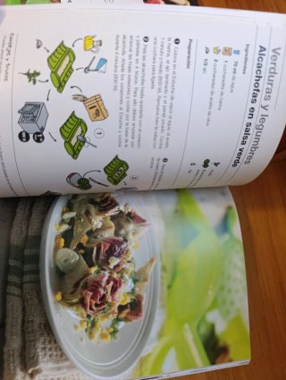 Dos libros de cocina Lekue