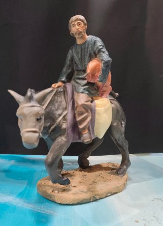Figura antigua hombre montando burro de Olot.24cm
