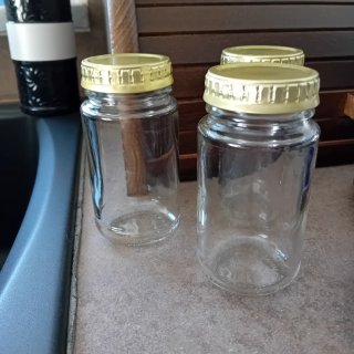 Barattoli in vetro con tappo oro