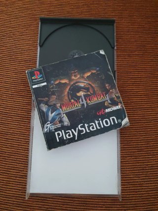 Mortal Kombat 4 PS1 - Caja y Manual