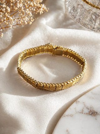 Pulsera elegante bañada en oro 90e