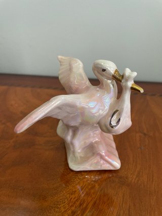 Figura cigüeña cerámica bebé nacarada