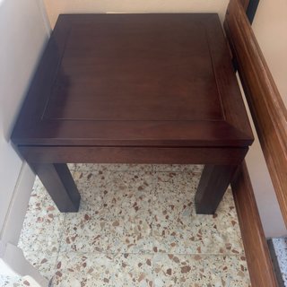 Mesa auxiliar de madera oscura