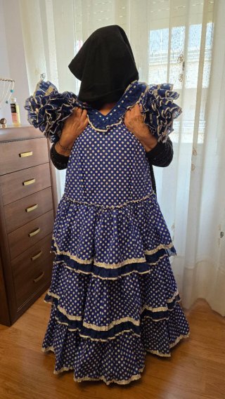 Traje de flamenca azul con lunares blancos