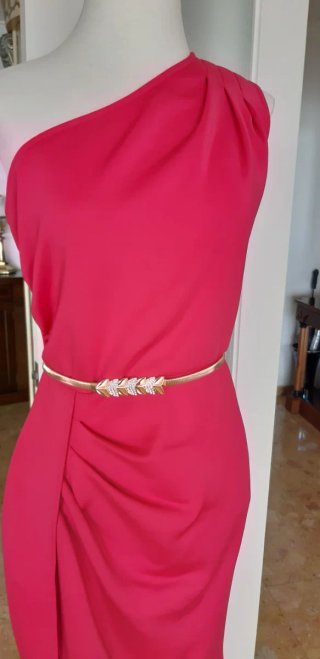 Vestido fiesta fucsia con cinturón dorado
