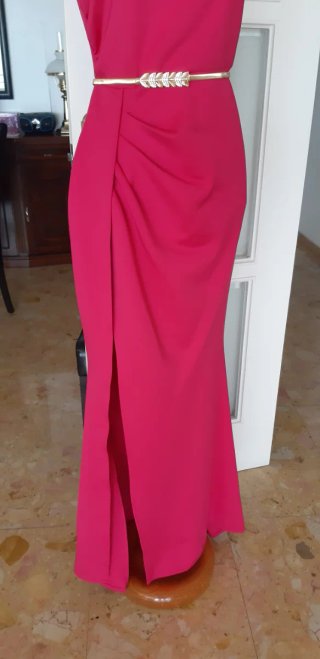 Vestido fiesta fucsia con cinturón dorado