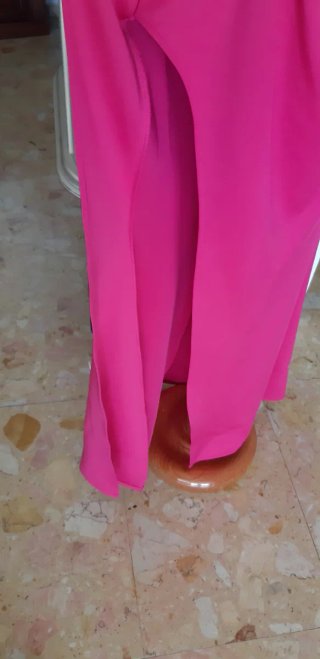 Vestido fiesta fucsia con cinturón dorado