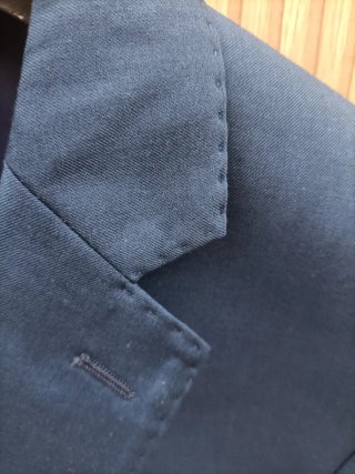 Traje de chaqueta azul juvenil