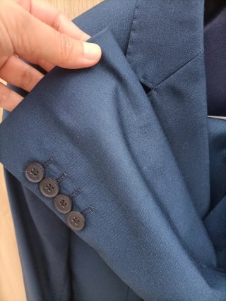 Traje de chaqueta azul juvenil