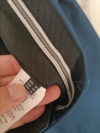 Traje de chaqueta azul juvenil