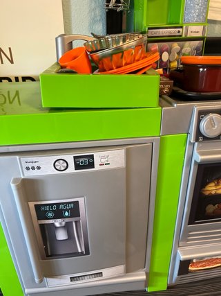 Cocina de juguete verde y plateada