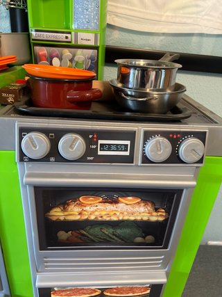 Cocina de juguete verde y plateada