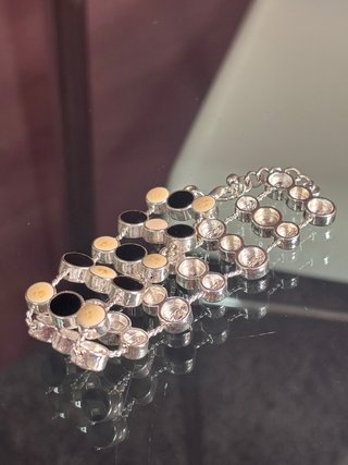 Pulsera plateada círculos negros y beige