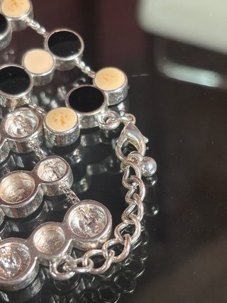 Pulsera plateada círculos negros y beige
