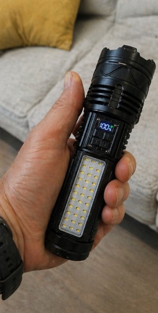 Linterna LED multifunción con pantalla digital