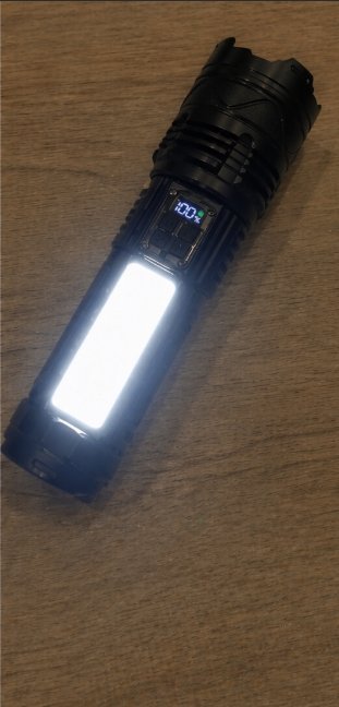 Linterna LED multifunción con pantalla digital