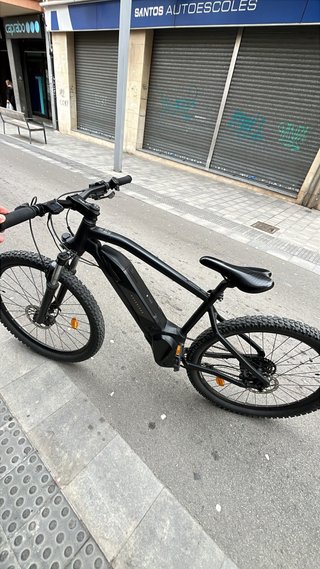 Bicicleta eléctrica negra para reparto