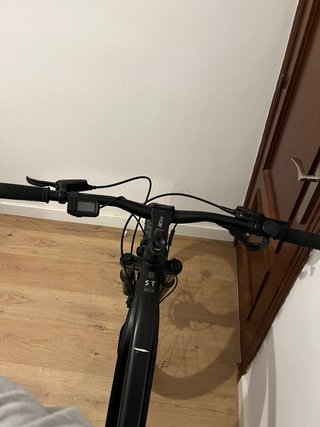 Bicicleta eléctrica negra para reparto