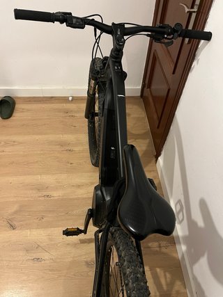 Bicicleta eléctrica negra para reparto