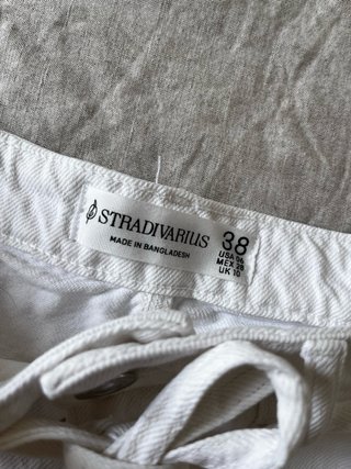 Falda vaquera cargo Stradivarius blanca