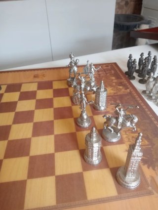 Antiguo juego de ajedrez de metal