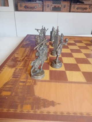 Antiguo juego de ajedrez de metal