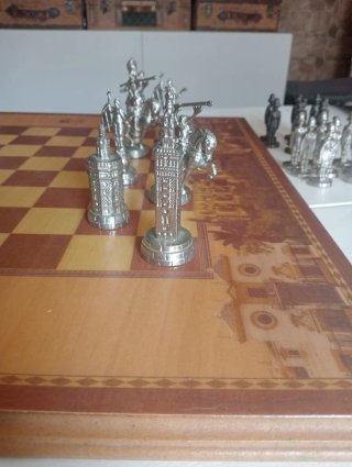 Antiguo juego de ajedrez de metal