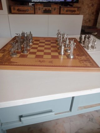Antiguo juego de ajedrez de metal