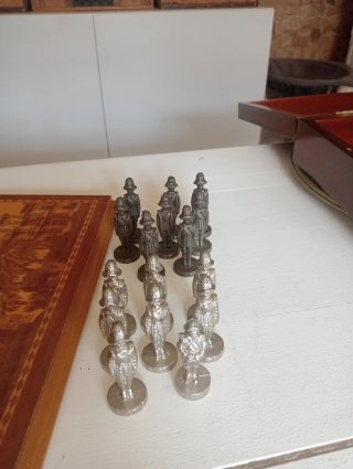 Antiguo juego de ajedrez de metal