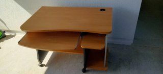 Mesa de estudio con ruedas