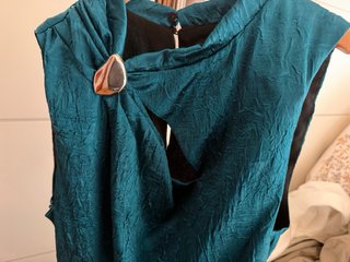Vestido de graduación verde azulado con detalle