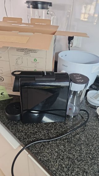 Cafetera Nespresso Negra