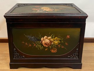 Baúl de madera pintado a mano