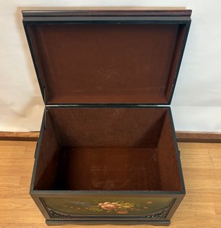 Baúl de madera pintado a mano