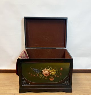 Baúl de madera pintado a mano