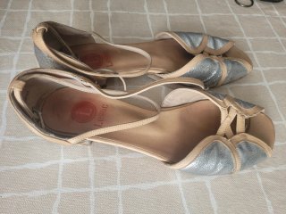 Sandalias beige y plateadas con brillo