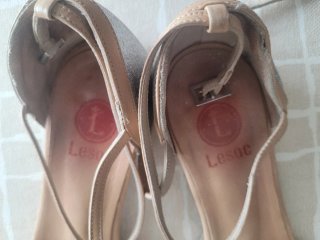 Sandalias beige y plateadas con brillo