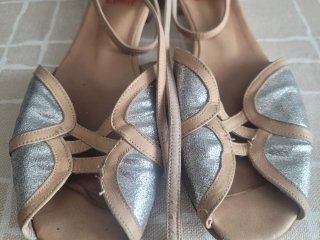 Sandalias beige y plateadas con brillo