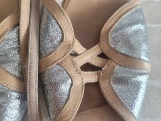 Sandalias beige y plateadas con brillo