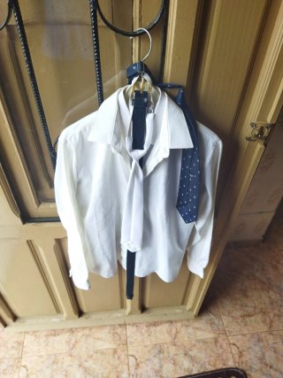 Traje de comunión azul marino con detalles dorados