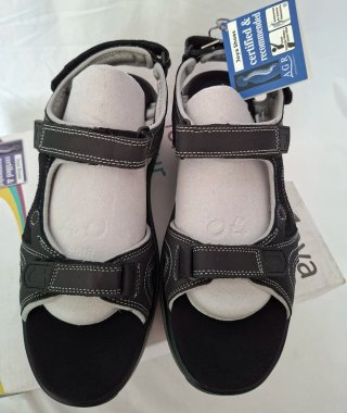 Sandalias Joya Negras y Grises Cómodas