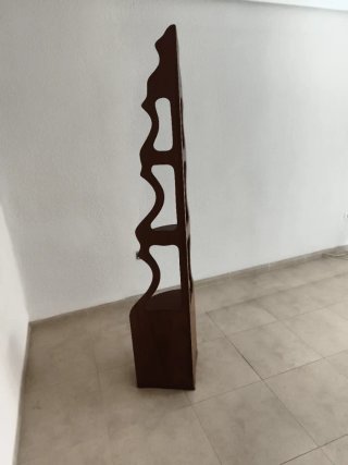 Rinconera de madera oscura