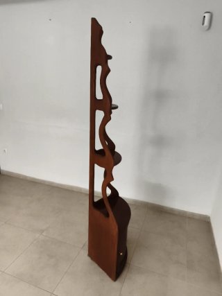 Rinconera de madera oscura