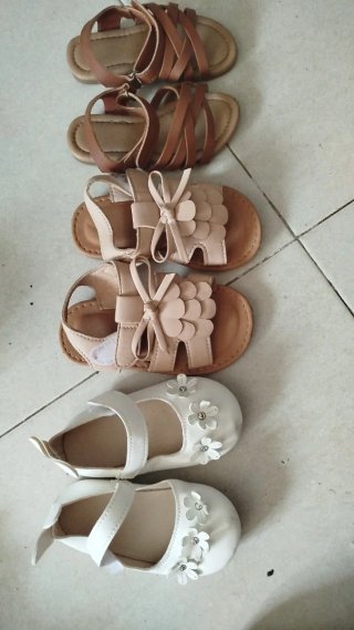 Zapatos bordados para niña