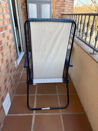 Silla plegable azul y blanca