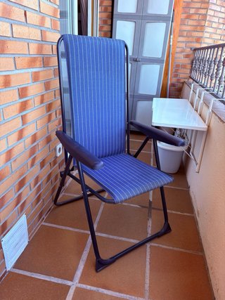 Silla plegable azul y blanca