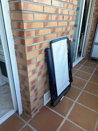 Silla plegable azul y blanca