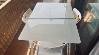 Mesa cristal y 4 sillas blancas